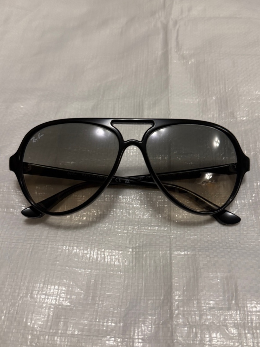 Ray-Ban RB4125 Cats 5000 Aviator Sunglasses. Gray gradient lenses.